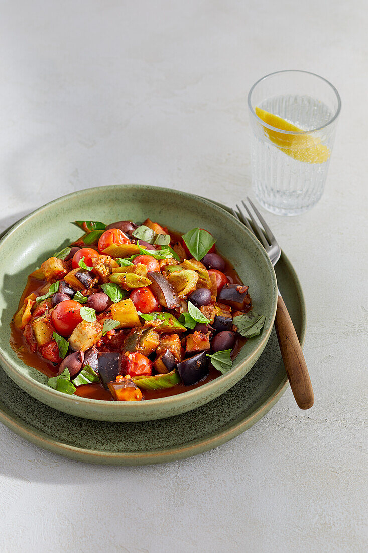 Veganes Auberginen-Lauch-Gemüse mit Oliven