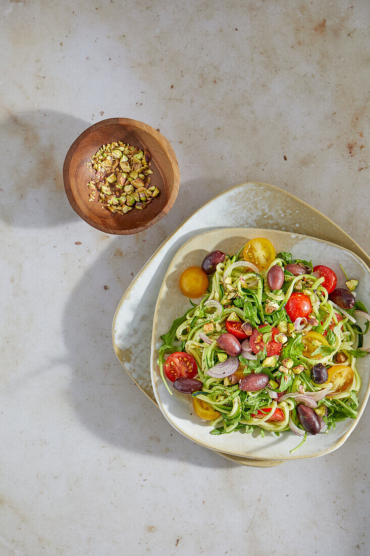 Veganer Zoodles-Salat griechischer Art