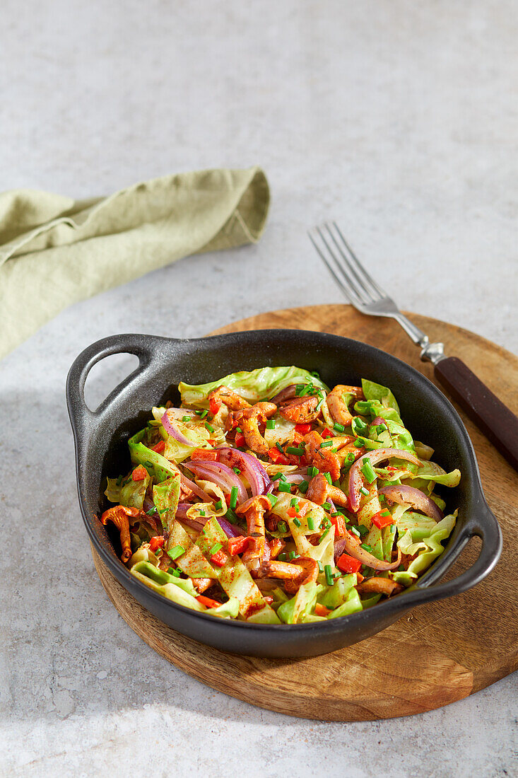 Pointed cabbage and pepper pan with chanterelles