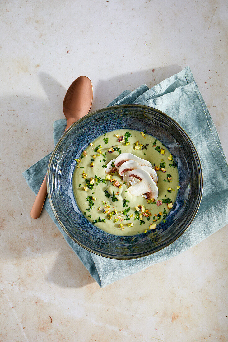 Quick mushroom soup with pistachios