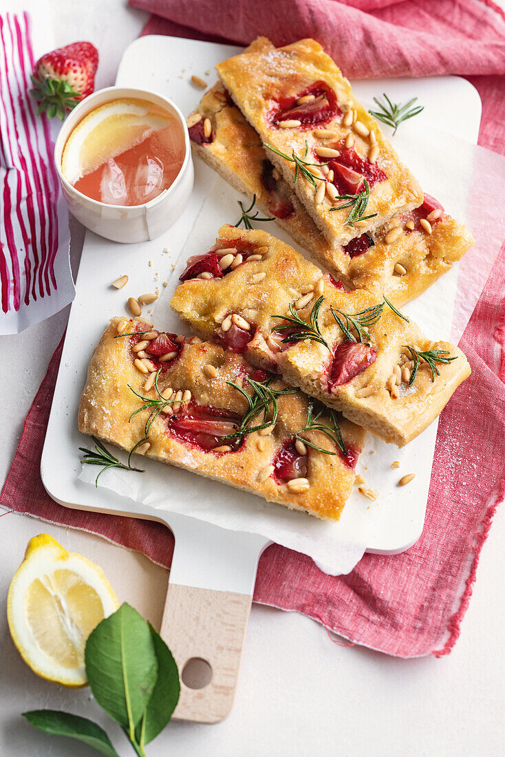 Süße Focaccia mit Rosmarin, Erdbeeren und Pinienkernen