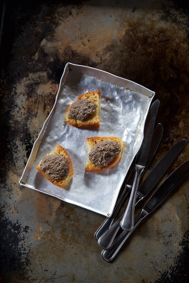 Crostini with chicken liver pâté