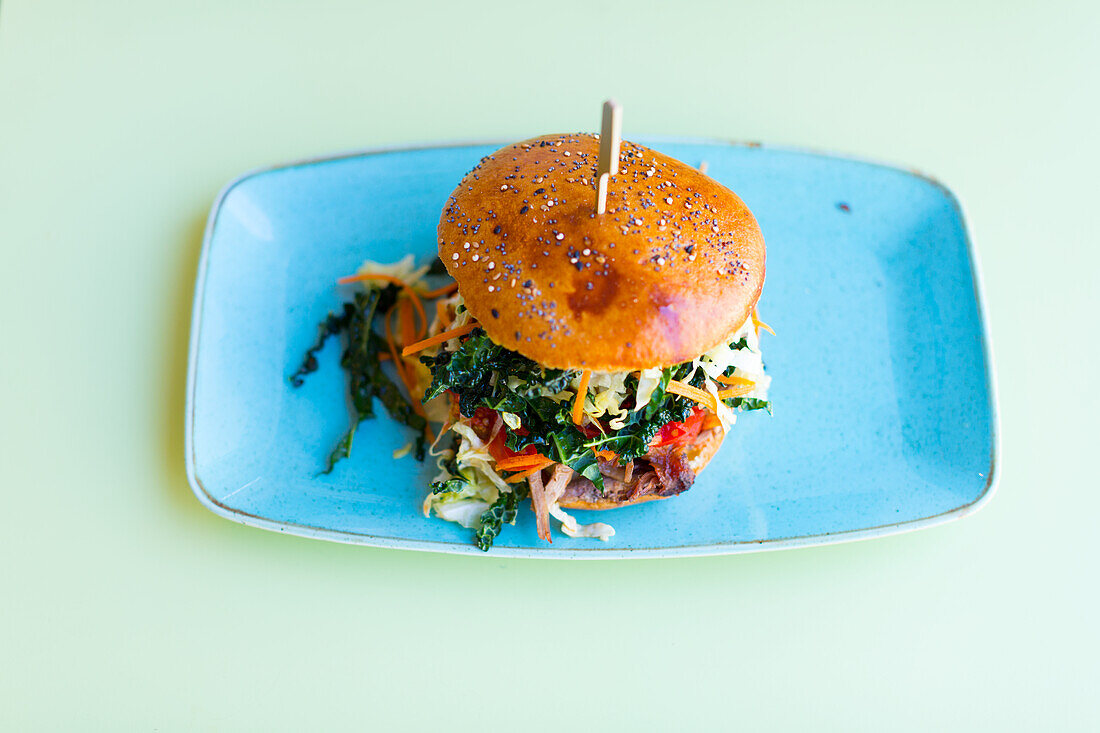 Hamburger mit Schwarzkohl, Karotten, Tomaten und Rindfleisch