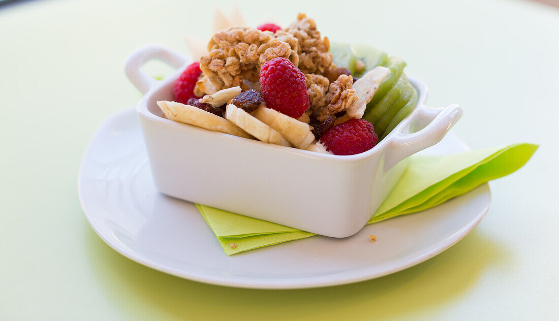 Joghurt mit Himbeeren, Kiwi, Granola und Bananen