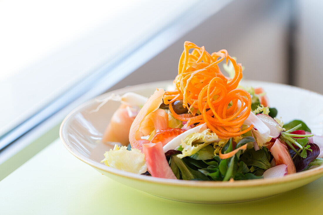 Gemischter Salat mit Karotten-Zoodles und Speck