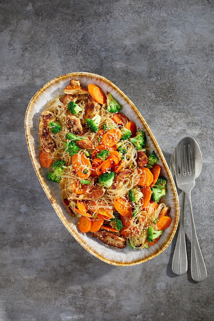Quick glass noodle dish with chicken and vegetables