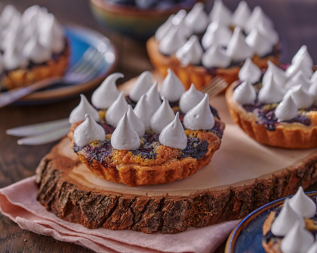 Blaubeer-Baiser-Tartelettes