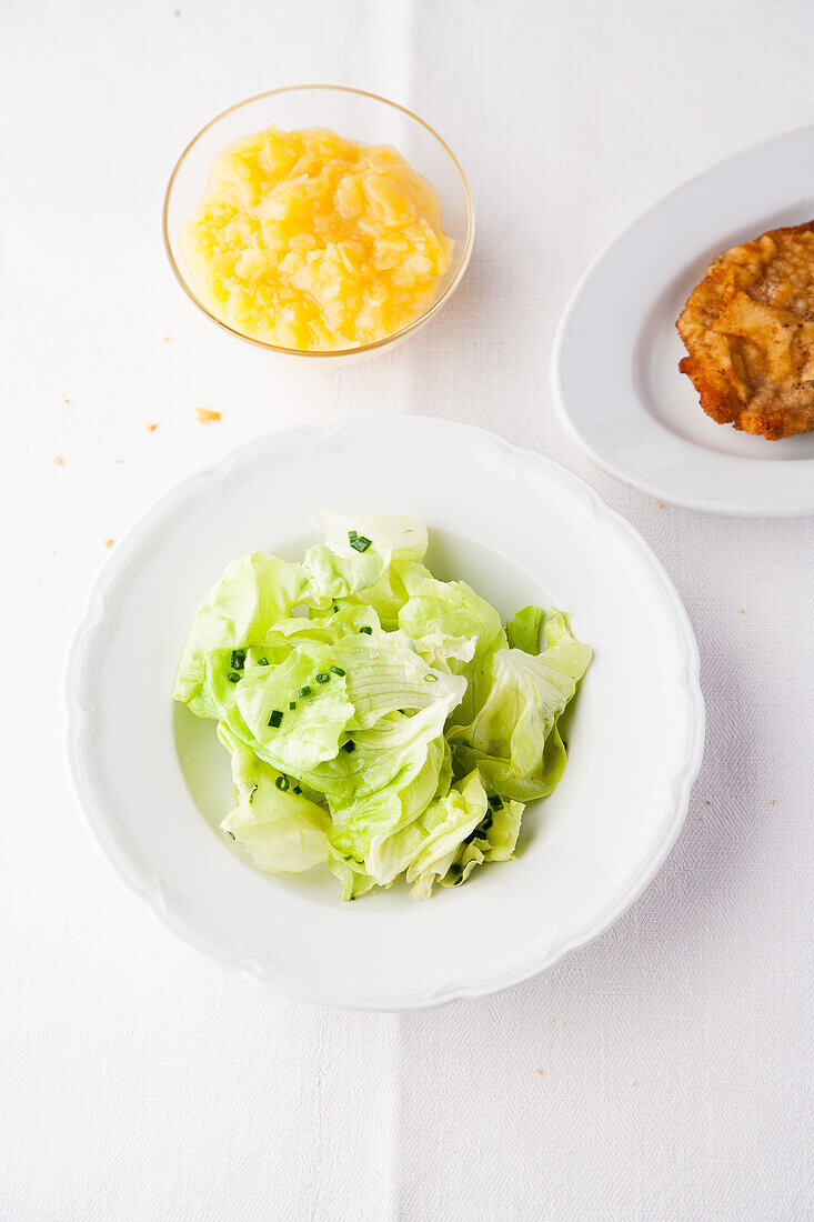 Grüner Salat und Kartoffelsalat zum Wiener Schnitzel