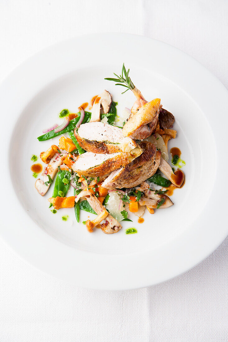 Herbed chicken breast with vegetables and chanterelles