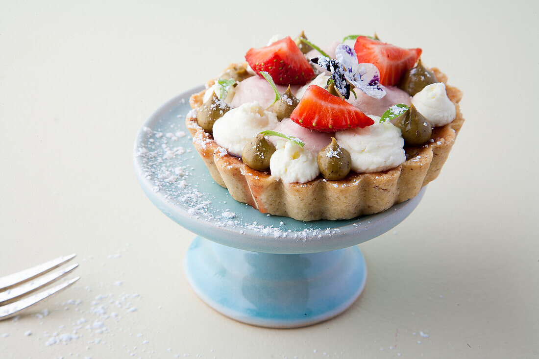 Tartelette with pistachio cream and strawberries