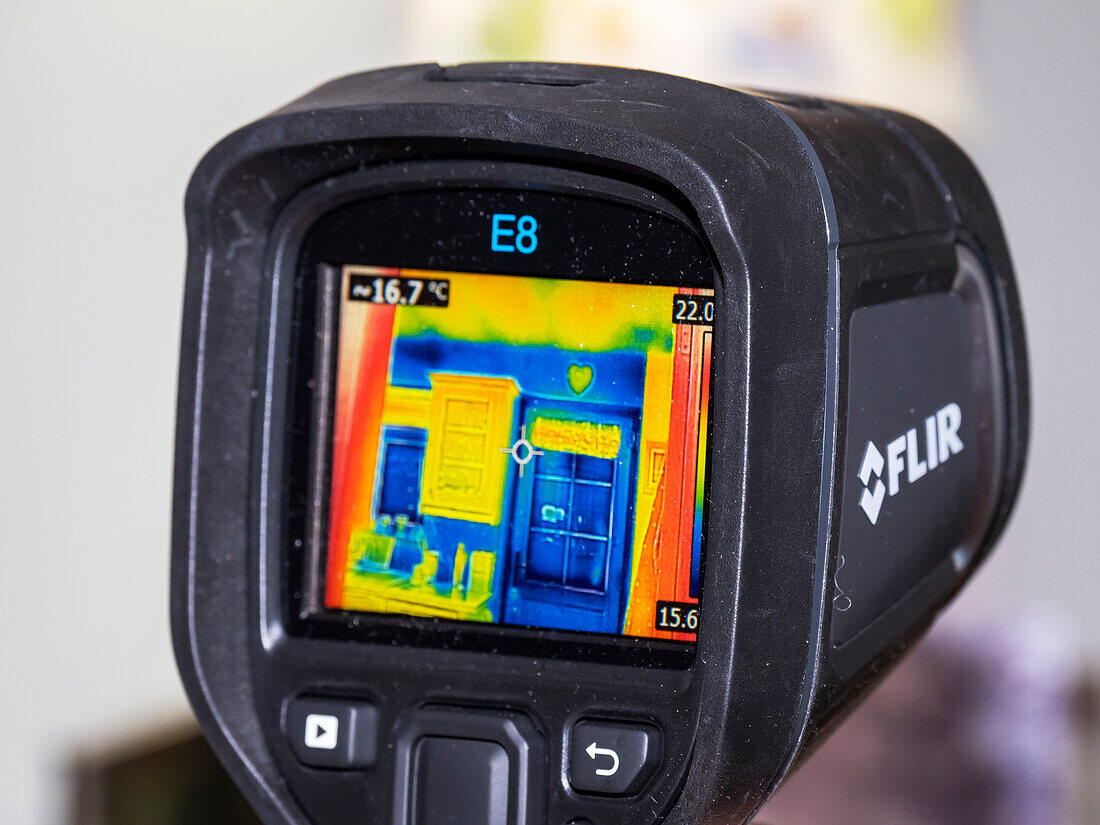 Thermal imaging camera assessing heat loss