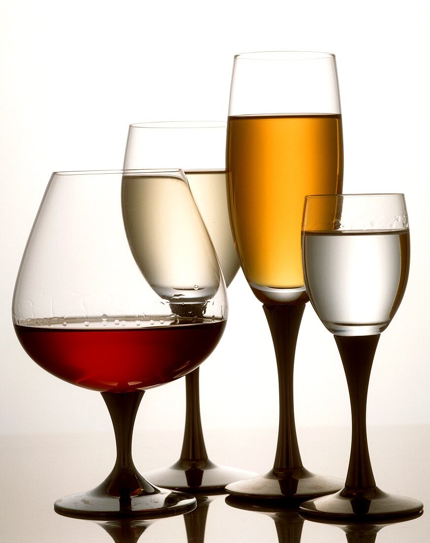 Zwei verschiedene Gläser Wein, Glas Schnaps, Cognacschwenker