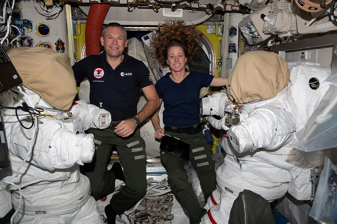 Astronauts Andreas Mogensen and Loral O'Hara in airlock