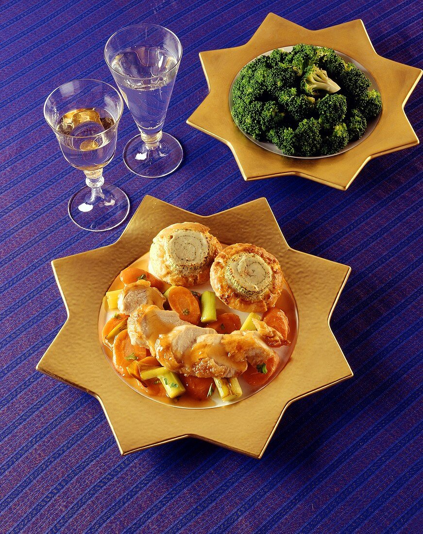 Chicken breast on carrots & leeks with pie crust; broccoli
