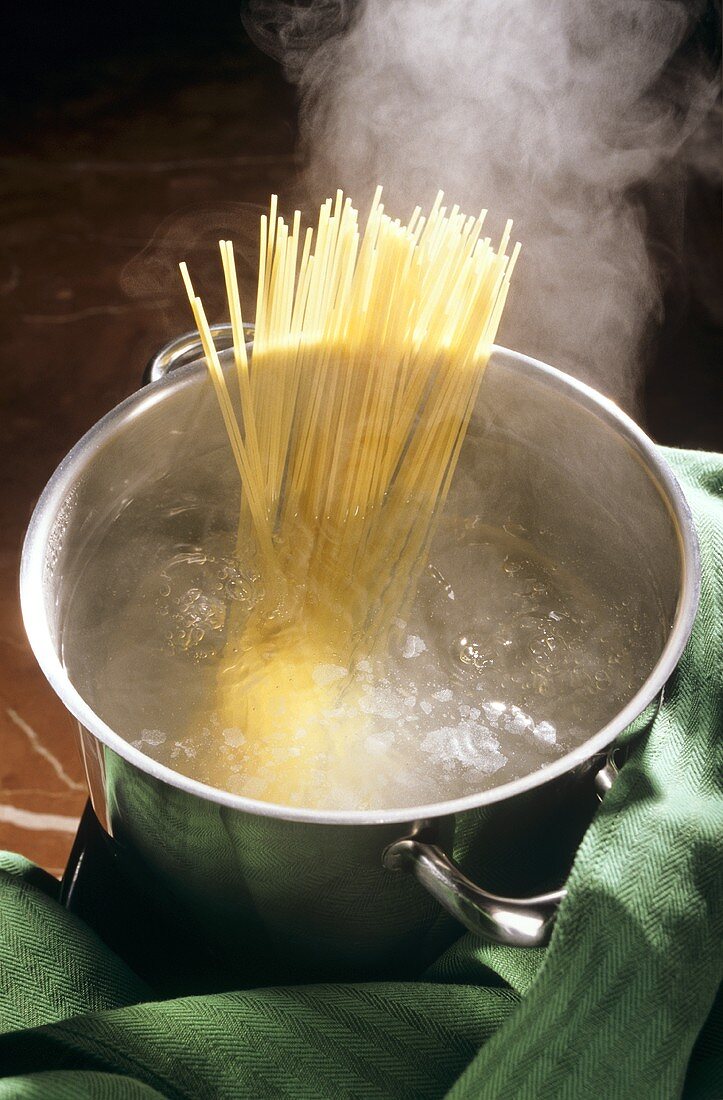 Spaghetti in einem Topf mit sprudelnd kochendem Wasser