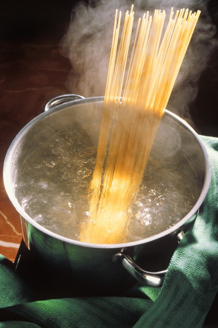 Spaghetti in einem Topf mit sprudelnd kochendem Wasser