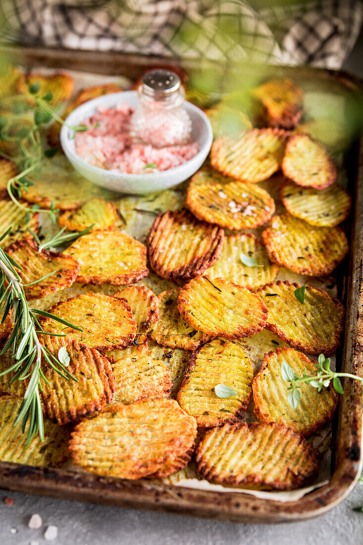 Baked, rippled potato slices with thyme