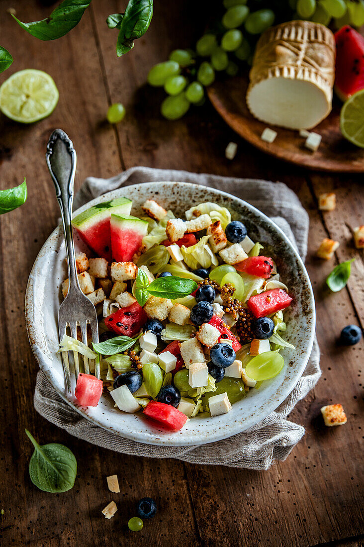 Salat mit Oscypek-Käse, Blaubeeren, Trauben und Wassermelone