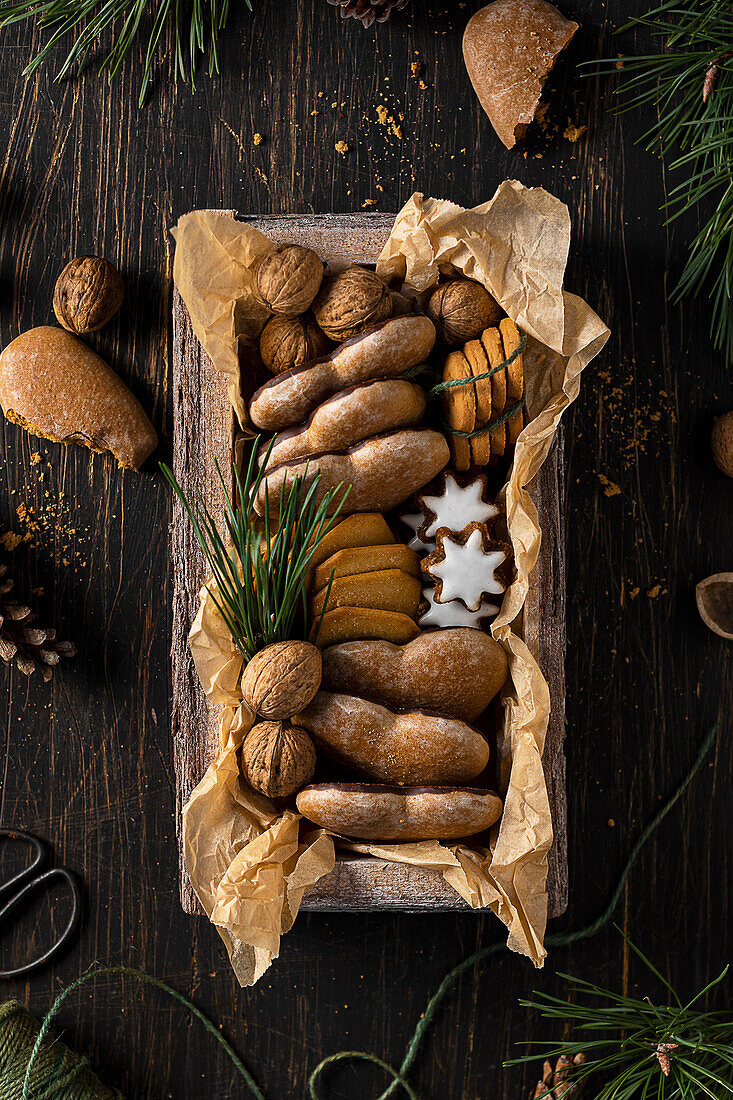 Weihnachtssüßigkeiten und Nüsse in einer Holzkiste