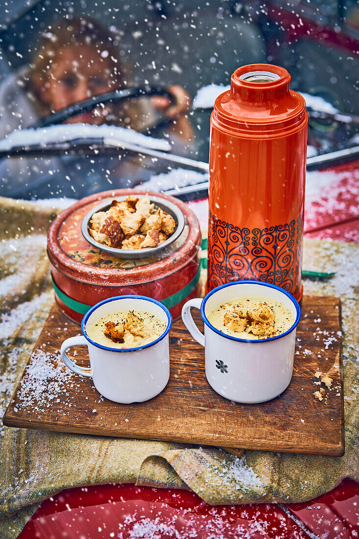 Cheesy cauliflower soup for a winter picnic
