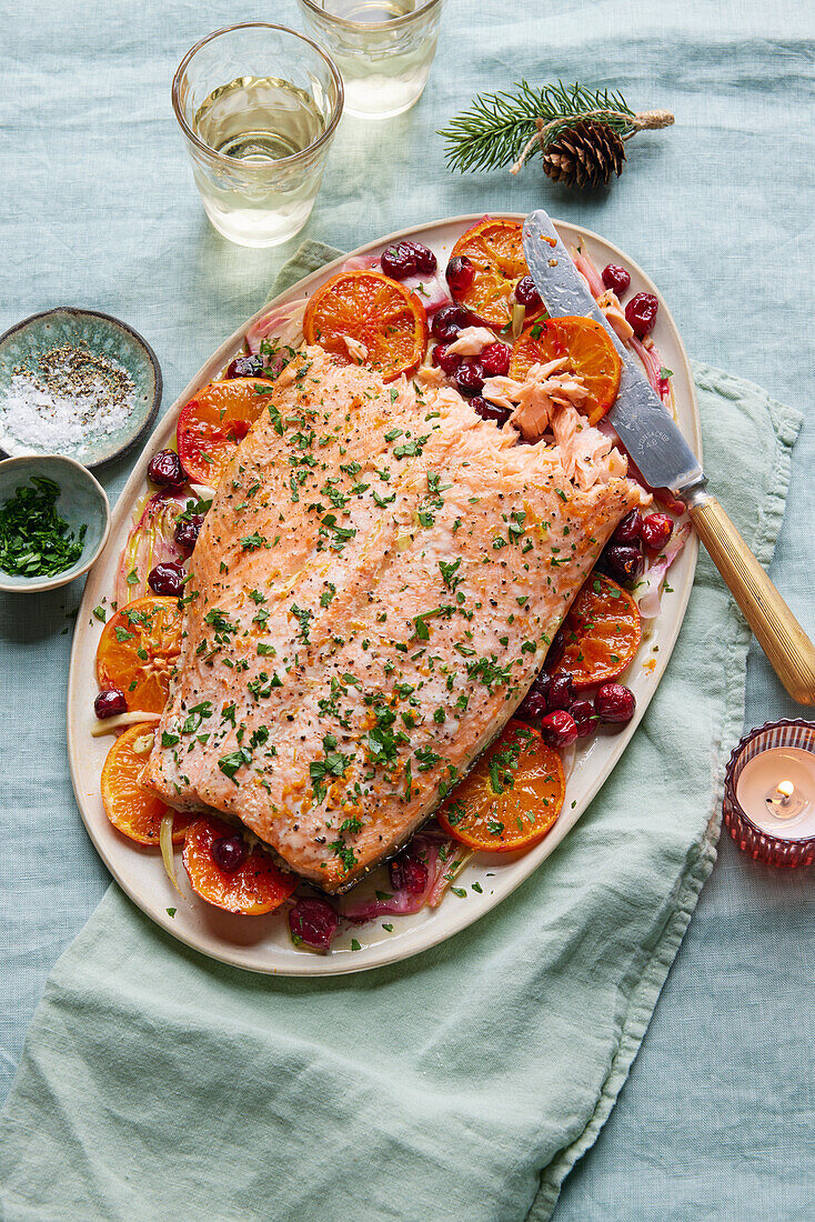 Gebratener Lachs mit Clementinen, Fenchel und Cranberries