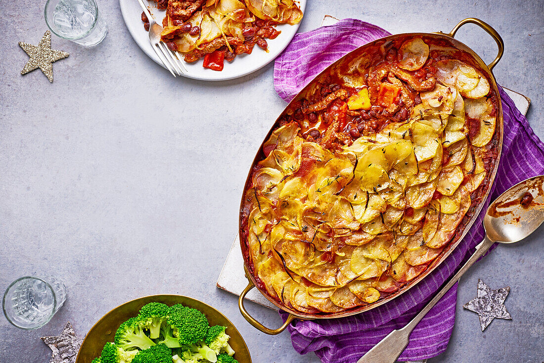 Würziger Pie mit Rindfleisch, schwarzen Bohnen und Kartoffelhaube