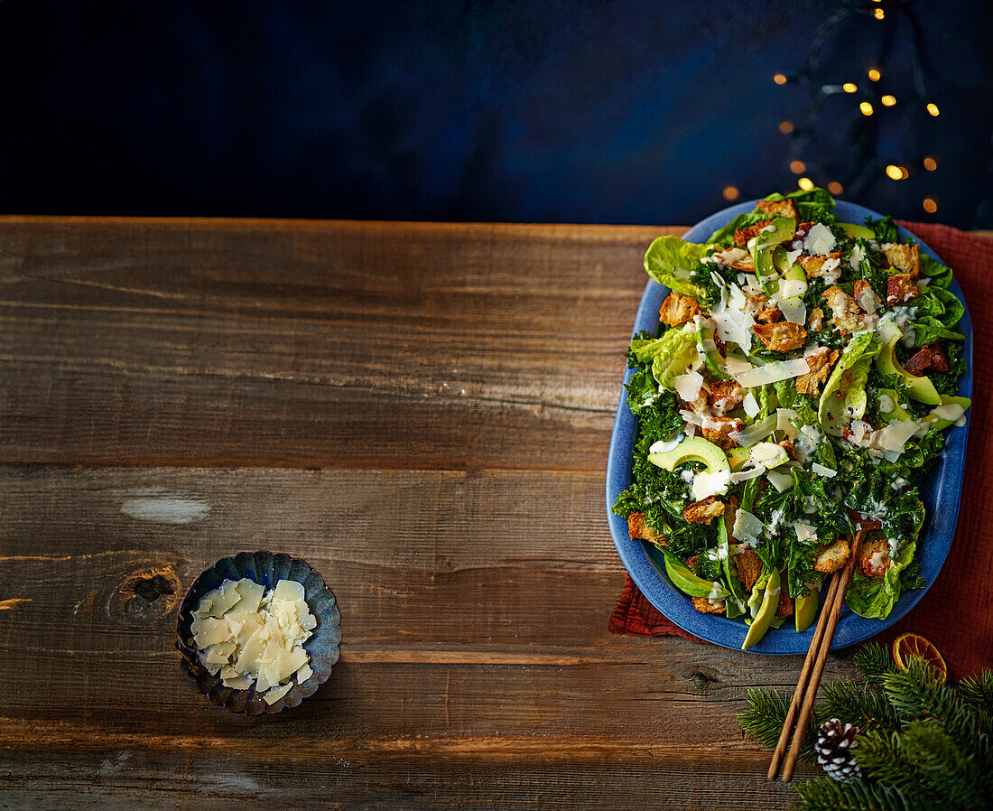 Grünkohl-Caesar-Salat mit Avocado und Parmesan