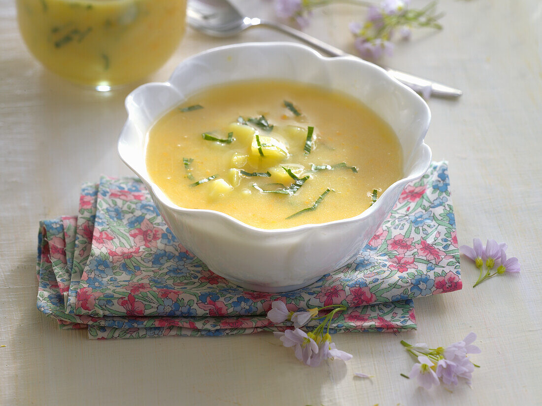 Kartoffelsuppe mit Sauerampfer und Wiesenschaumkraut