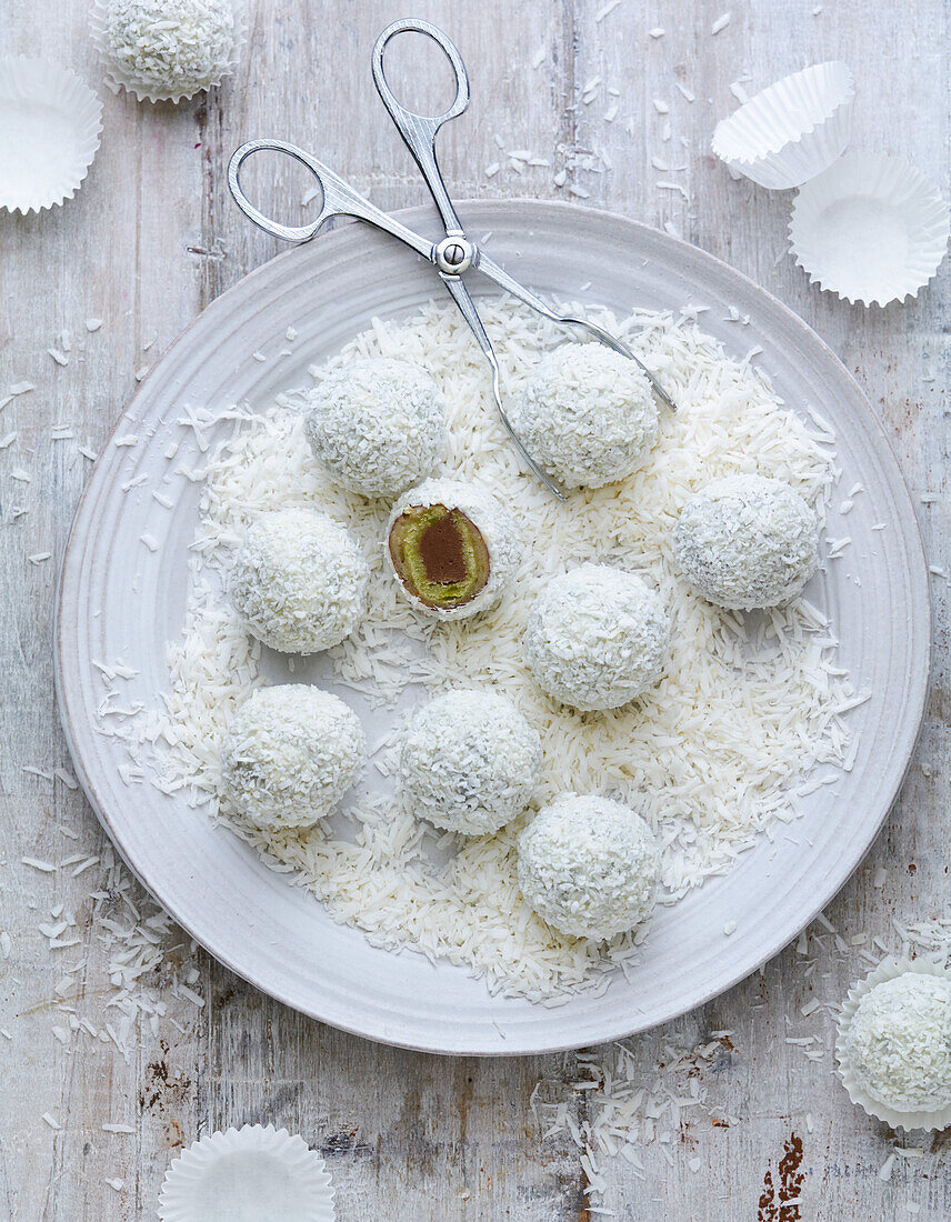 Snowballs with pistachio and nougat