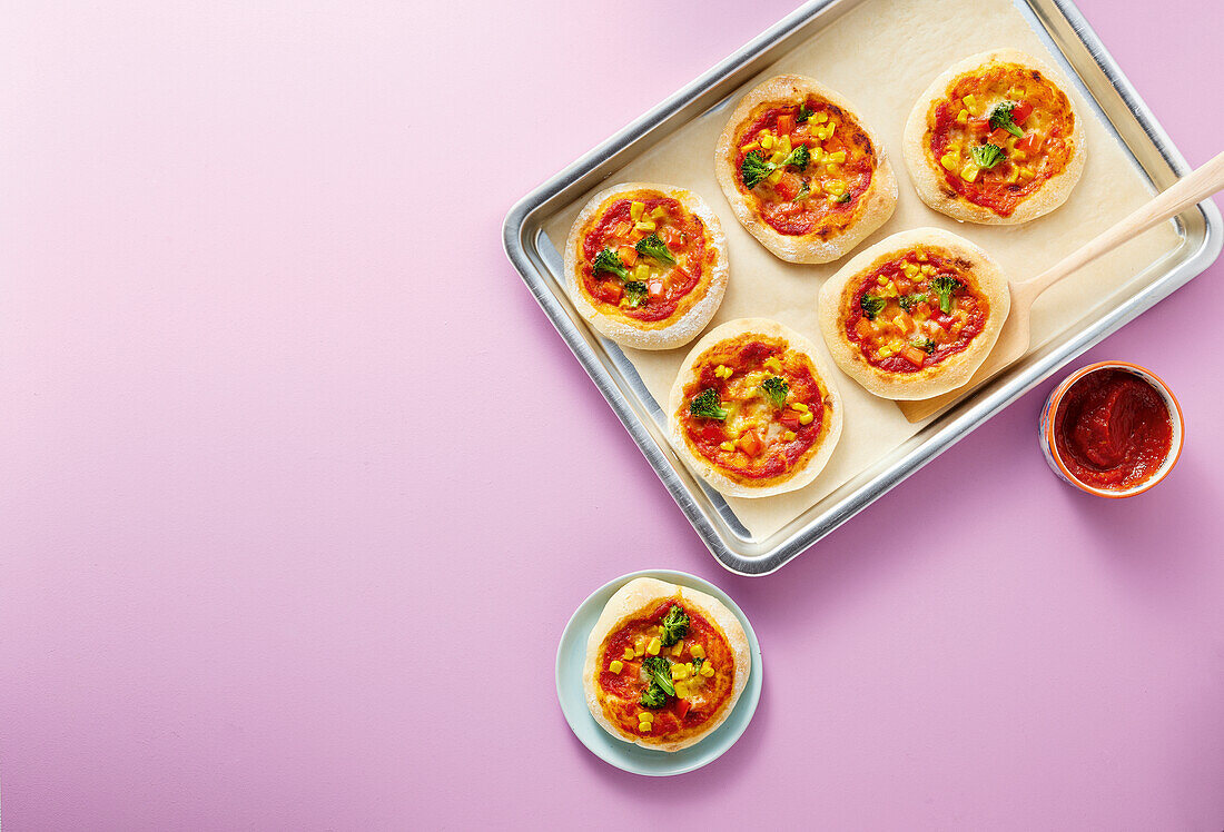 Mini spelt pizzas