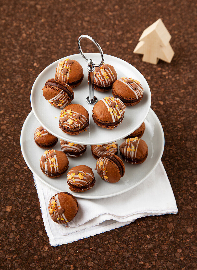 Macarons with gingerbread spices