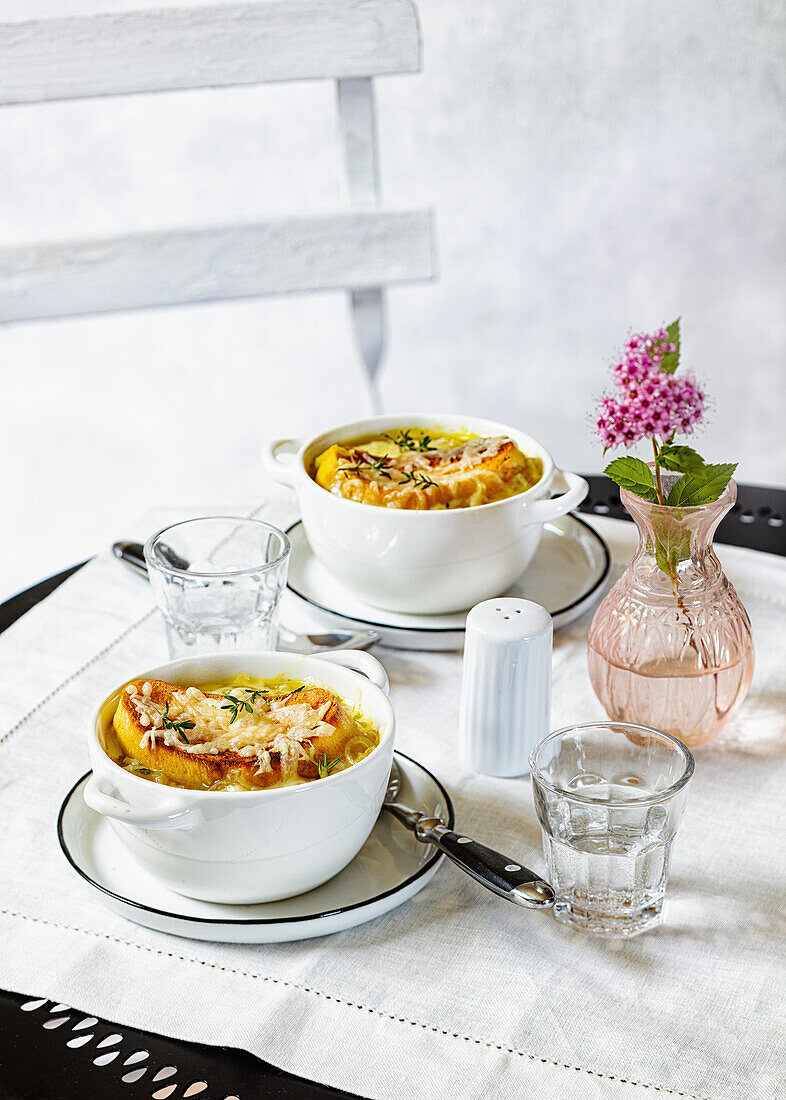 Onion soup à la parisienne