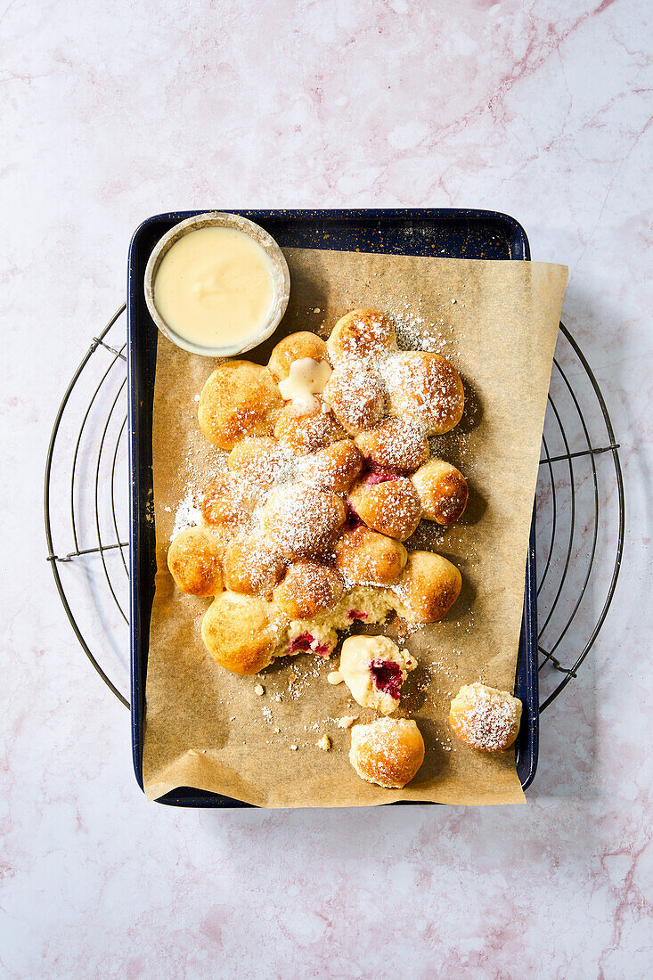 Monkeybread with fruit