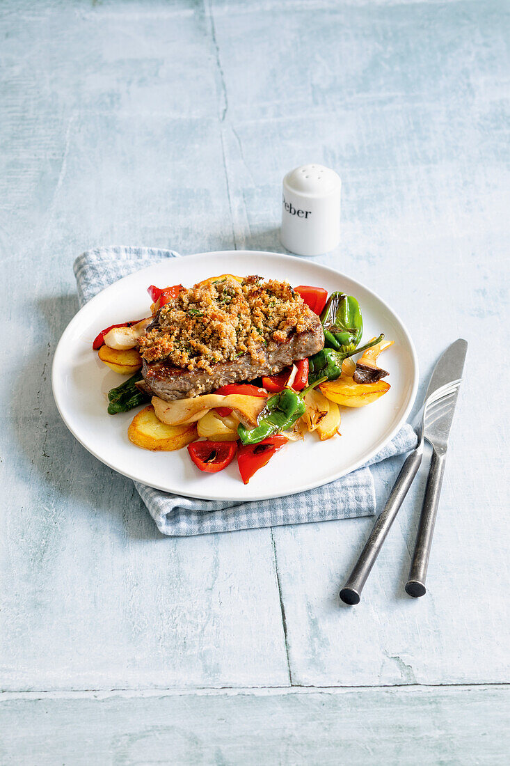 Kräutersteak mit Kartoffeln, Paprika und Kräuterseitlingen