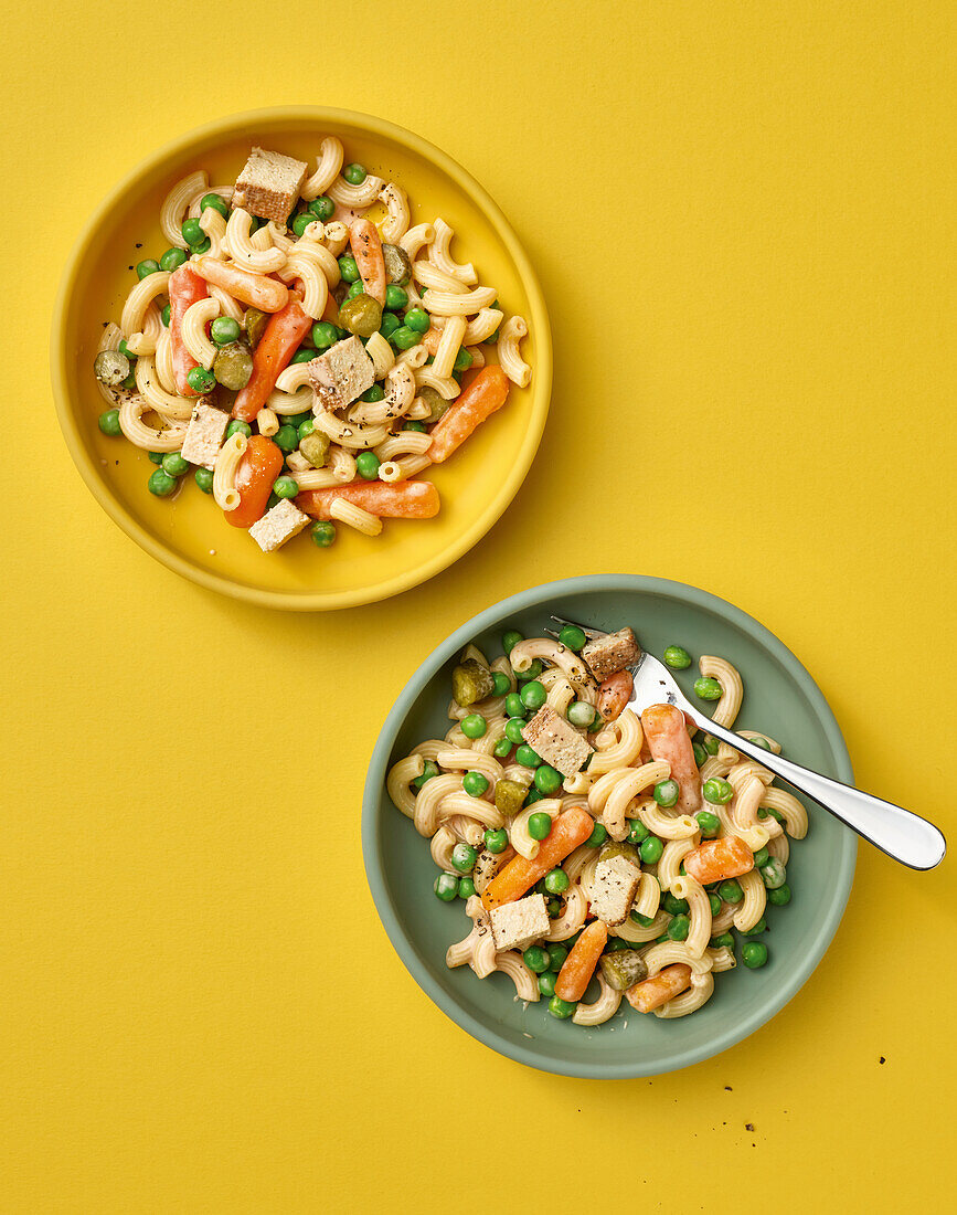 Quick pasta salad with peas, carrots and smoked tofu