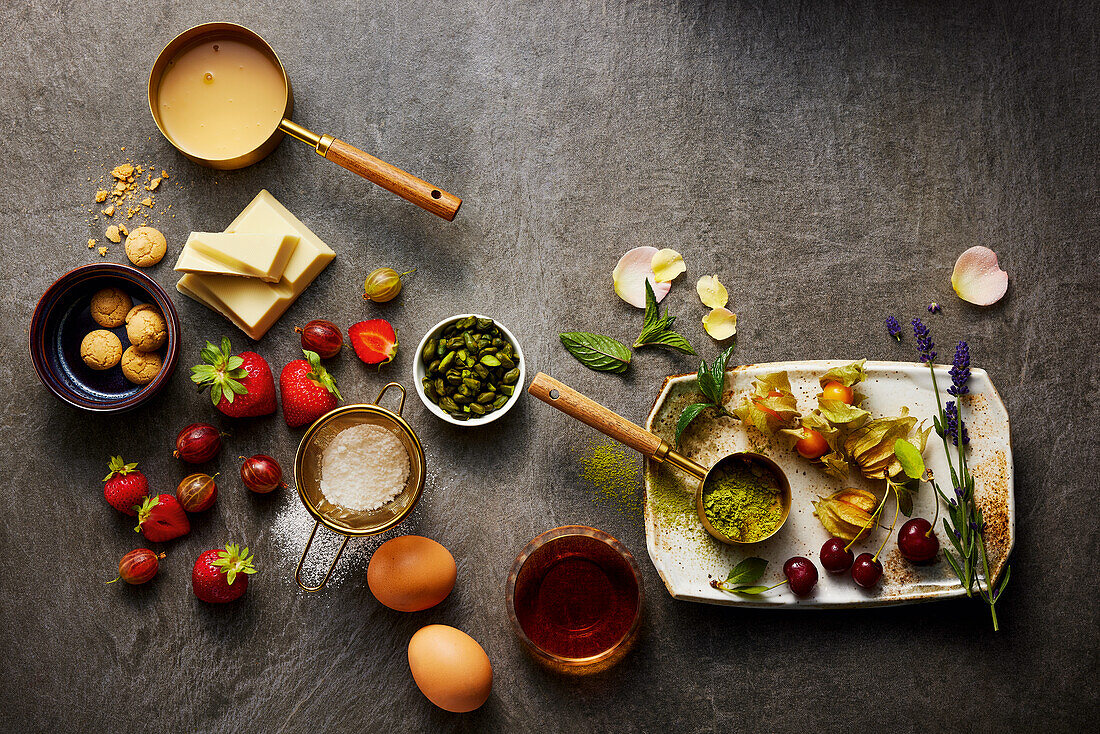 Beeren, Pistazien, Eier, Kirschen und weitere Zutaten für Desserts