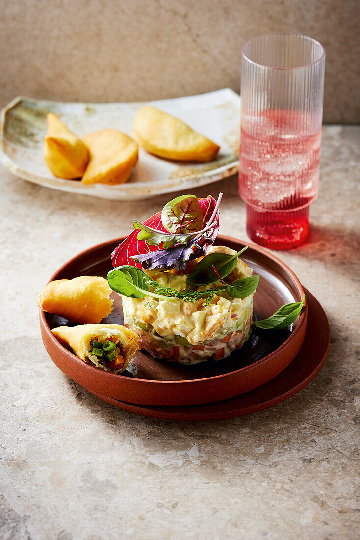 Avocado-Möhren-Eier-Salat mit Mayo-Dressing und Pili-Pili-Taschen