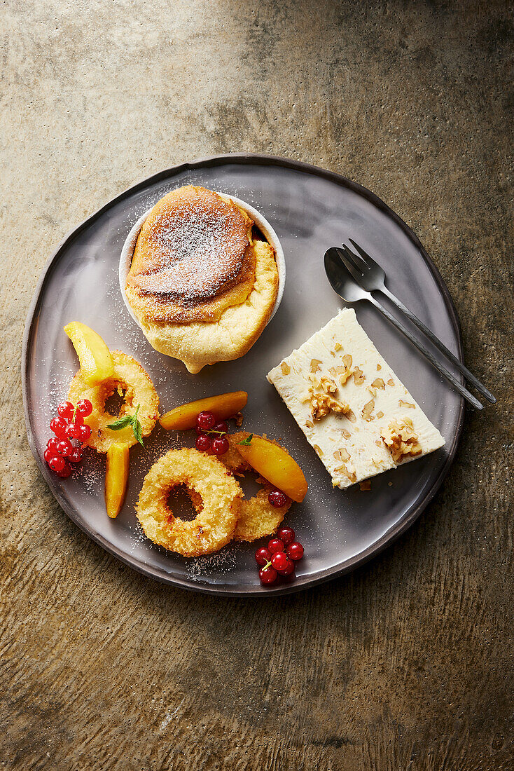 Calvados-Soufflé mit zweierlei Apfel und Walnussparfait