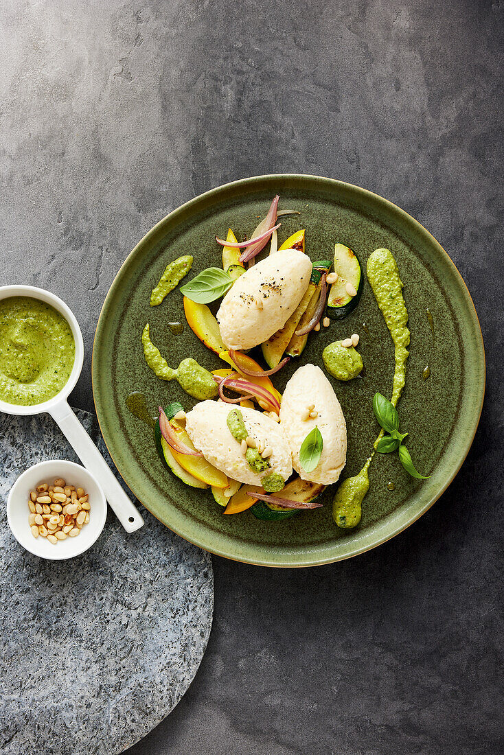 Parmesannocken mit gebratener Zucchini und Basilikum-Thymian-Pesto