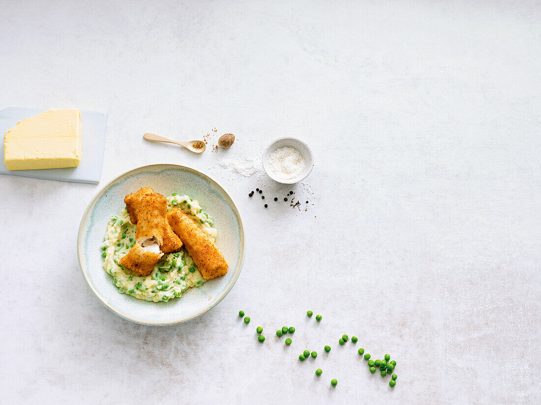 Fish fingers with mashed potatoes