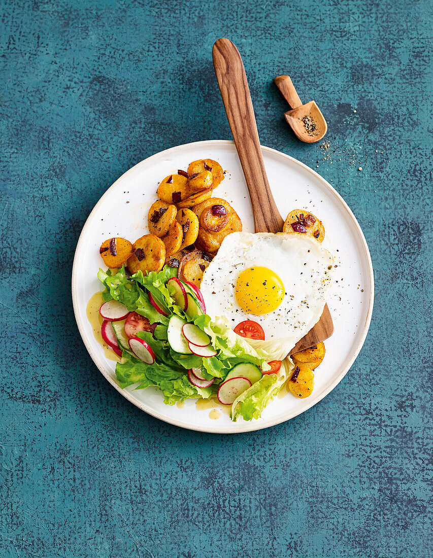 Bratkartoffeln mit Spiegelei und Radieschensalat