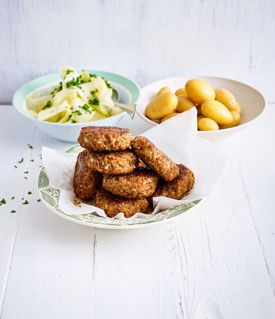 Meatballs with potatoes and kohlrabi salad