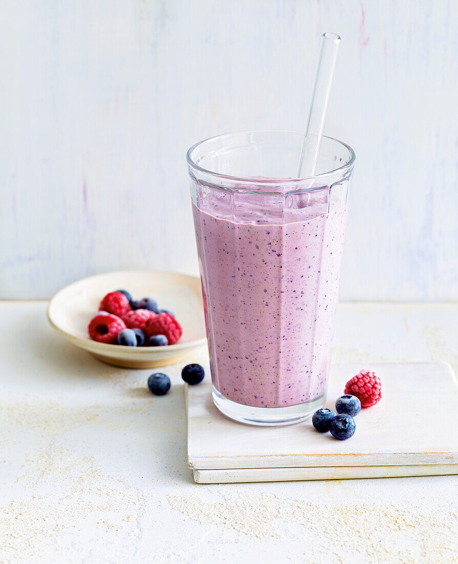 Frühstücksshake mit Haferflocken, Beeren und Sojadrink