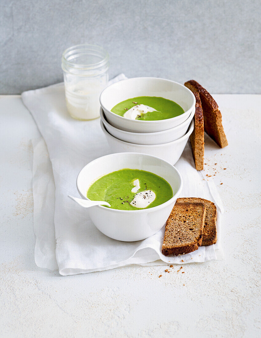 Quick pea soup with sour cream