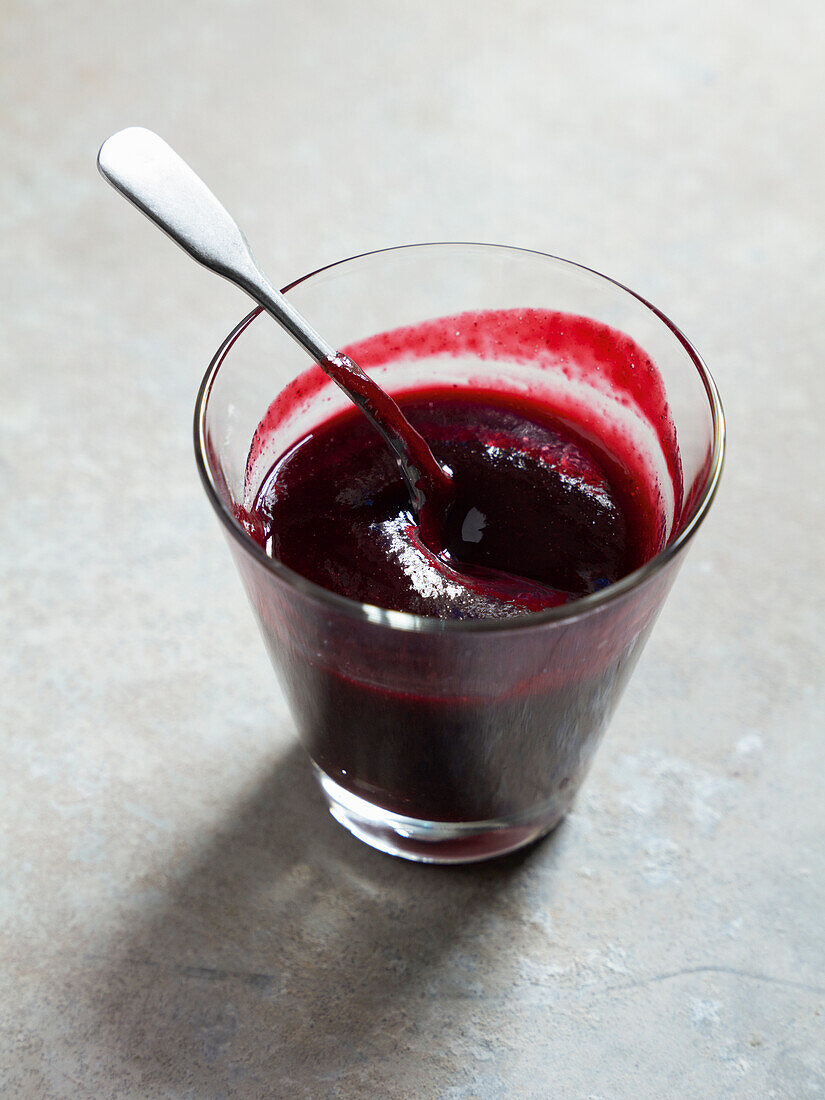 Schwarze Johannisbeermarmelade mit Sternanis