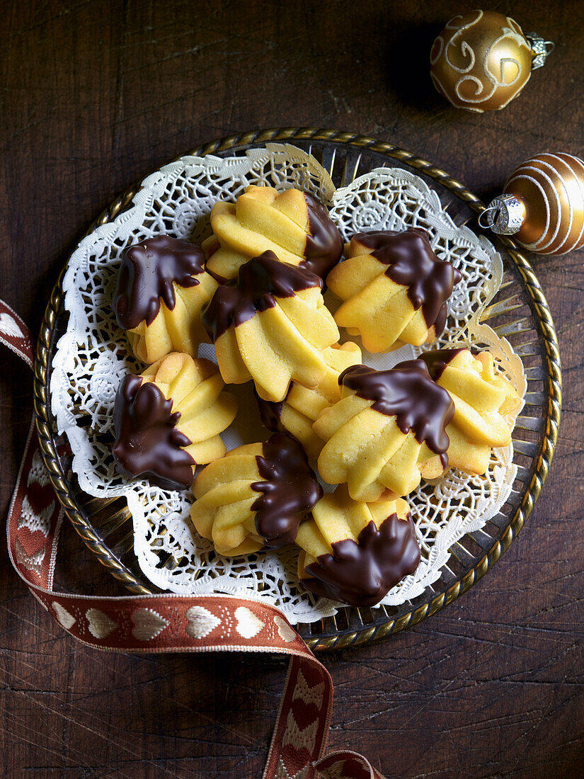 Light-coloured bear paws with chocolate