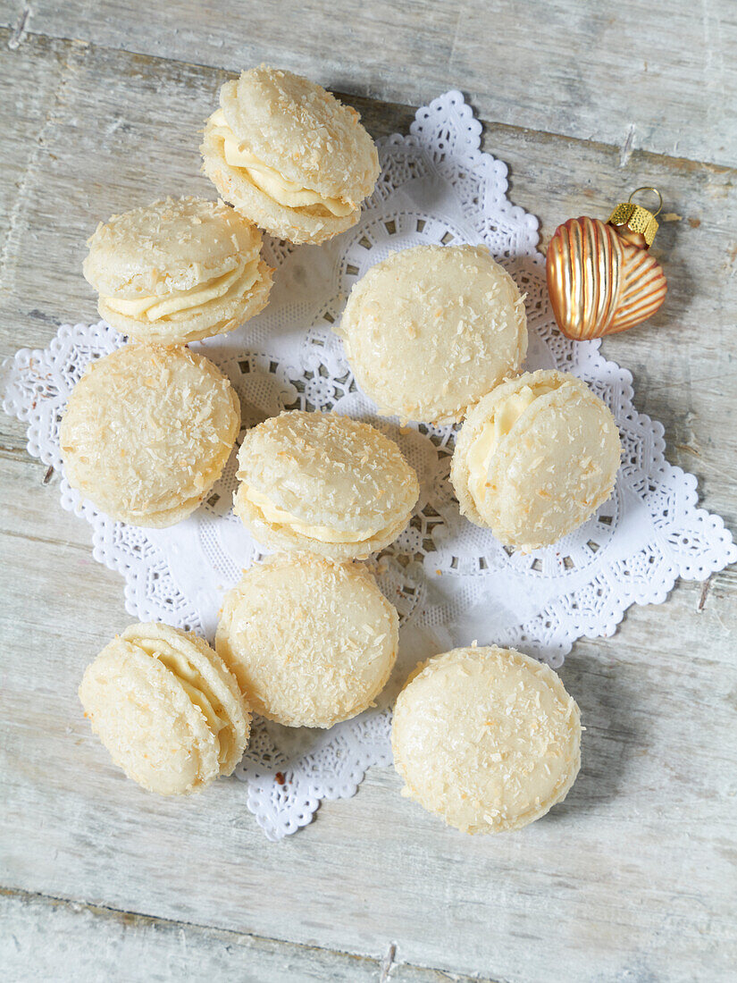 Snowflake macarons with mascarpone and Baileys