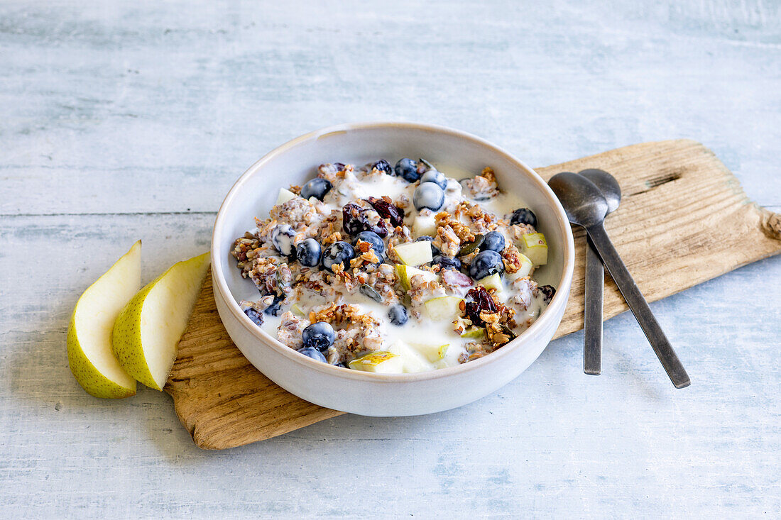 Overnight muesli with berries