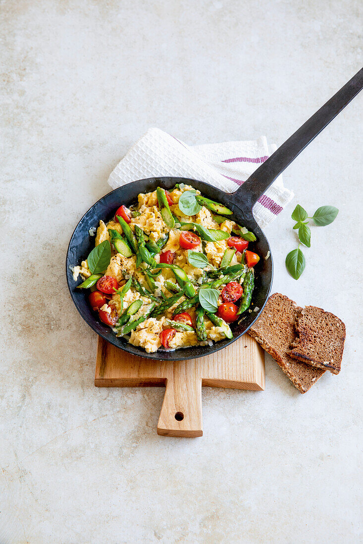 Asparagus scrambled eggs with tomatoes