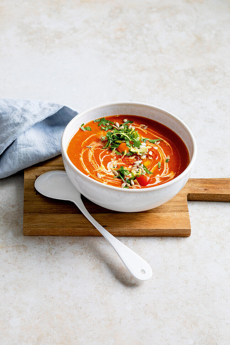 Tomatensuppe mit Sonnenblumen-Gremolata